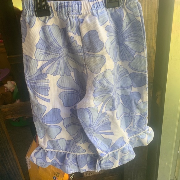 Flowered Ruffle capris/pants. - Picture 2 of 5